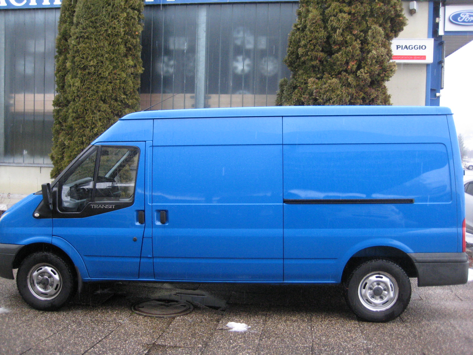 Ford Transit 350L blau Seite